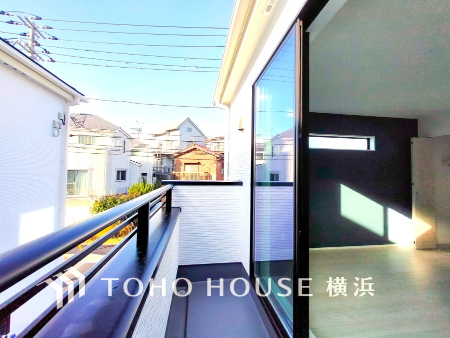 暮らしの中で光と風を演出してくれるバルコニー、見事なまでの開放的な空間を演出しながら、プライベート性も確保された空間は我が家の自慢。