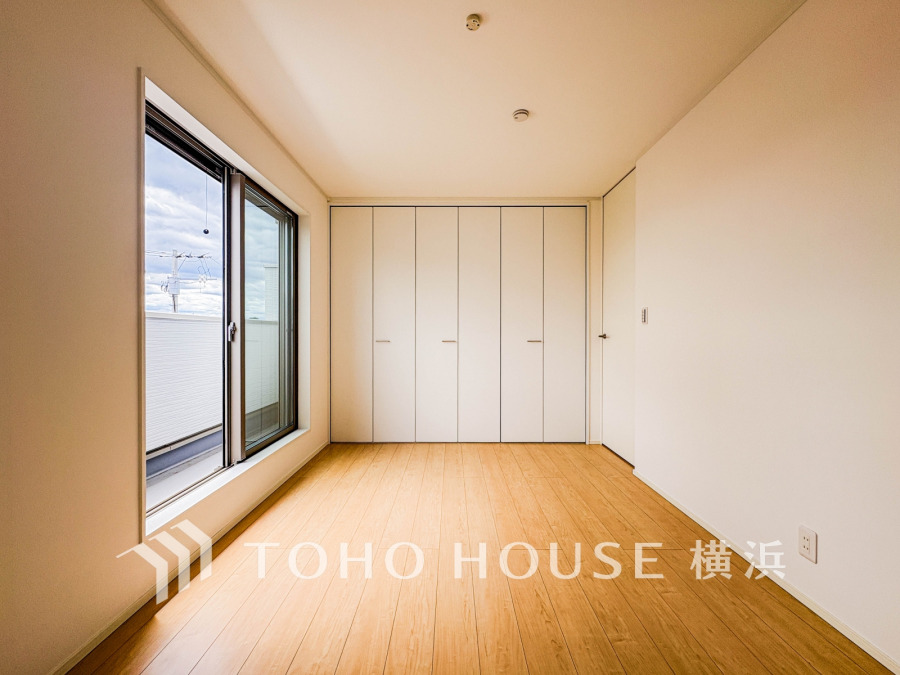 穏やかな風と陽光を導き、プライバシーに配慮された設計プランを採用し、居住性を一段と心地よいものにしています。明るく開放的な空間を演出しております。