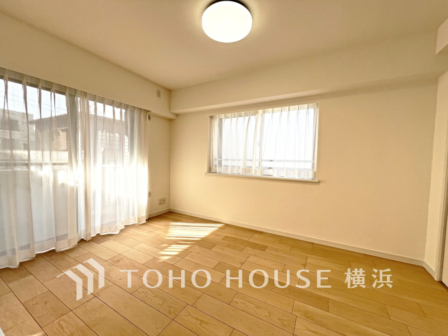 二面採光で明るく風通しの良い洋室。ナチュラルな木目調フローリングの快適な居室空間です。