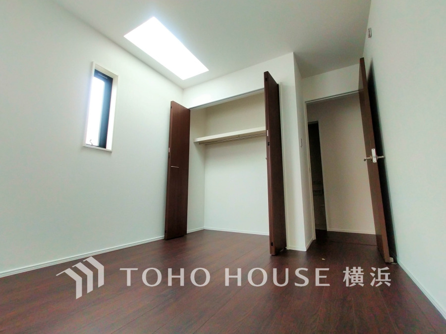 天窓から自然光が差し込む明るい洋室。シンプルで使いやすい空間設計です。