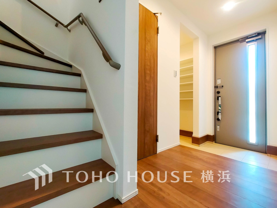 豊かなプライベートタイムへ誘うモダンテイストな玄関。デザインや素材が美しい調和を奏でている空間です。お客様をお迎えする玄関は落ち着いた雰囲気です。