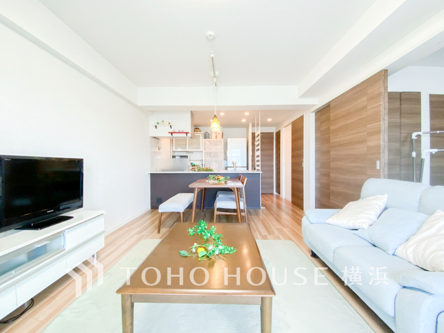 広々としたリビングダイニングは、シックでモダンな内装。落ち着いた雰囲気に包まれて、伸びやかな空間の中で、ゆったりと家族団らんのひとときを過ごせます。（2026年3月撮影）