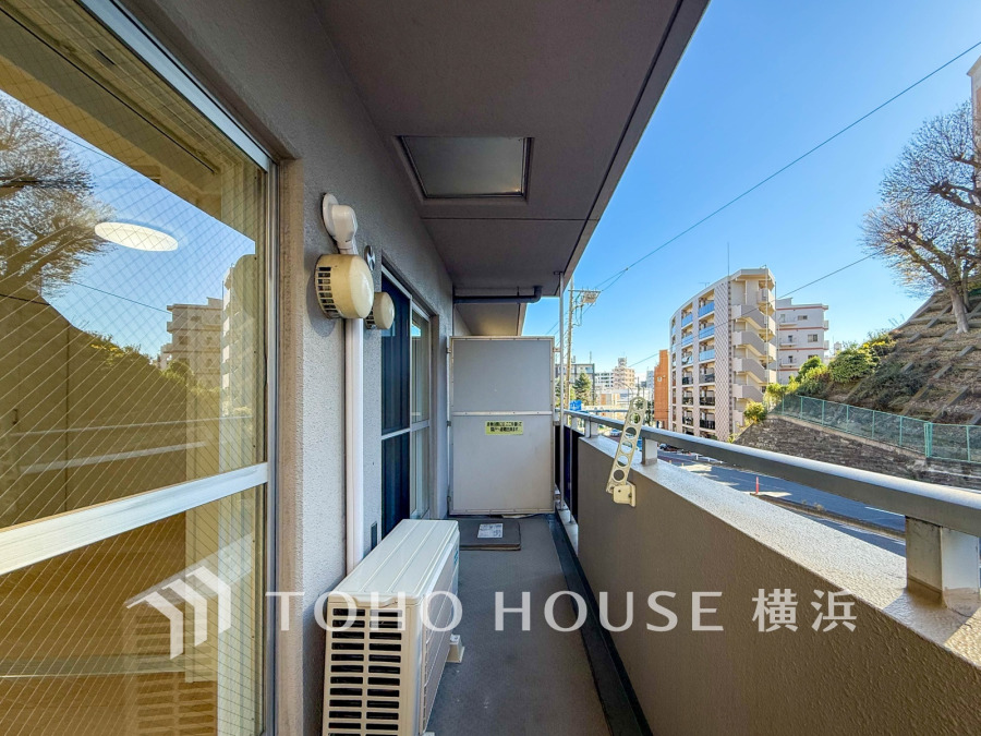 陽当たり良好で開放感のあるバルコニー。洗濯物もたっぷり干せるゆとりのスペースです。