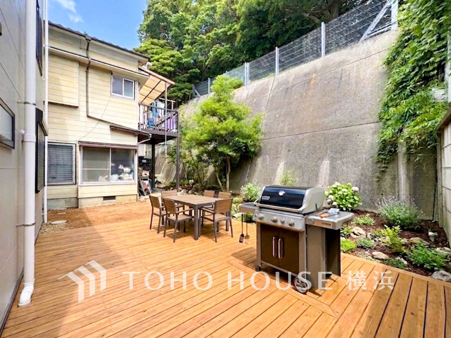 日当りの良い可愛らしいお庭。使い方はアイデア次第。楽しみの幅がグンと広がります。※生成AIによるイメージです。植栽・ライト・家具・小物等は販売価格に含まれません。