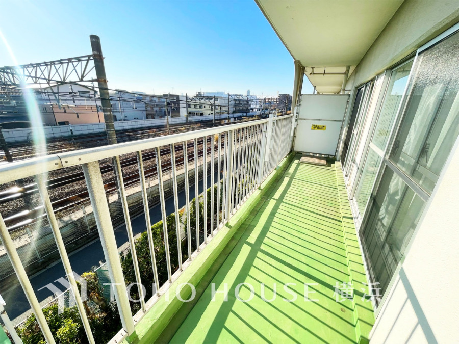 たっぷりの陽光が差し込むバルコニー。健やかな暮らしを守る太陽の恵みを存分に享受できます。爽やかな風と暖かな陽射しが紡ぐハーモニーが日々の暮らしのBGMになることでしょう。