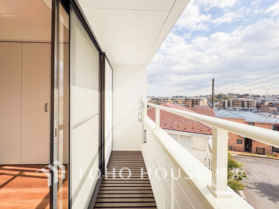 暮らしの中で光と風を演出してくれるバルコニー、見事なまでの開放的な空間を演出しながら、プライベート性も確保された空間は我が家の自慢です。