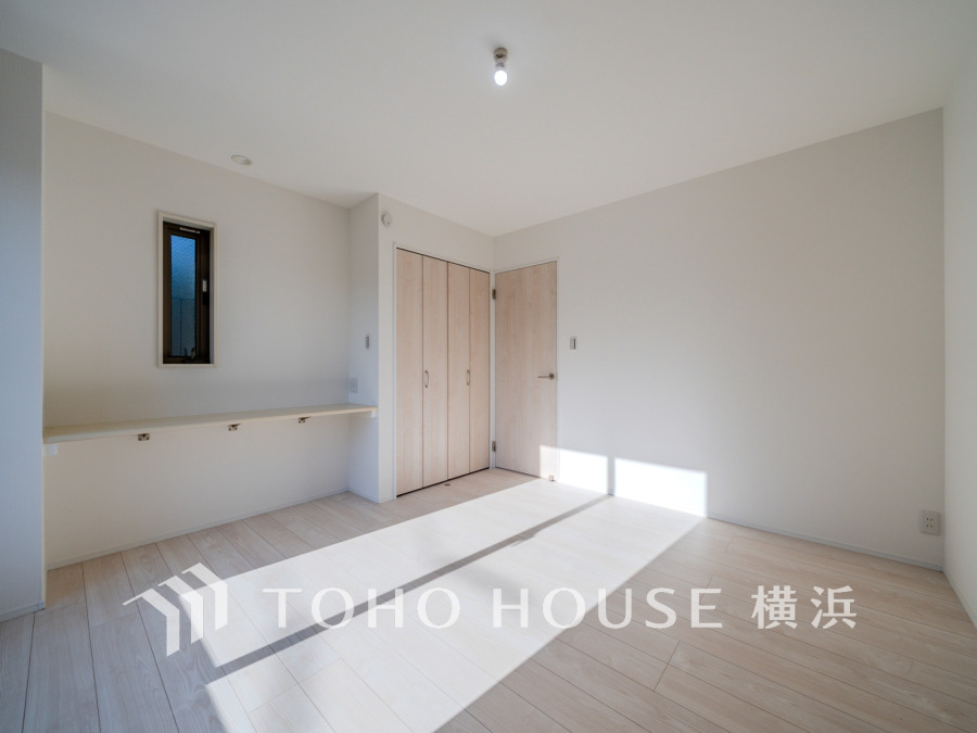 7.5帖のゆとりある洋室。便利なカウンター付きです。