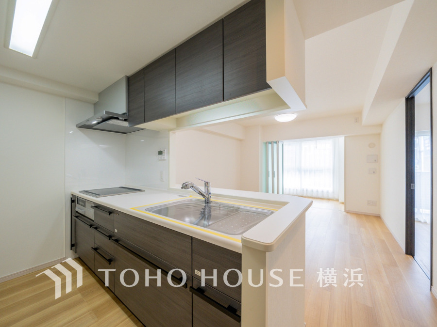 プライベートスペースを彩るインテリアとしての美と、快適な日常を支える機能性と強さがひとつになったキッチンです。開放的な対面カウンターキッチンはリビングと一体感のある空間。