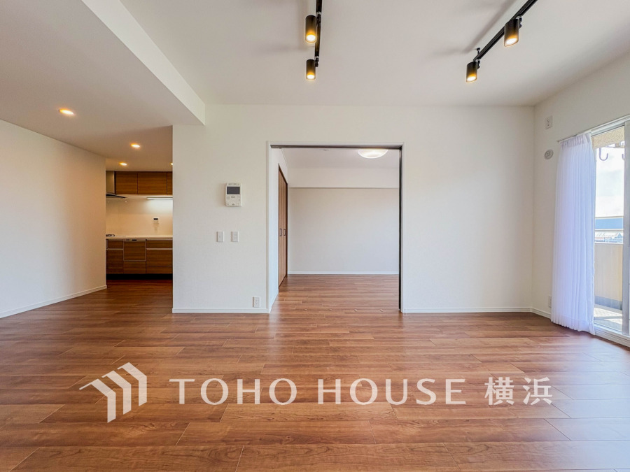 ここにはみんなが集い、食事と楽しい会話が始まる。話に夢中になりすぎて、ついつい時を忘れてしまう。そんな束の間の幸せを感じさせてくれる場所。