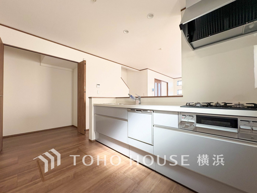 内装の主役でもあり、日常活躍する重要な水回りでもあるからこそ機能性・デザイン性に力を入れております。お手入れのしやすいシステムキッチンを採用しております。