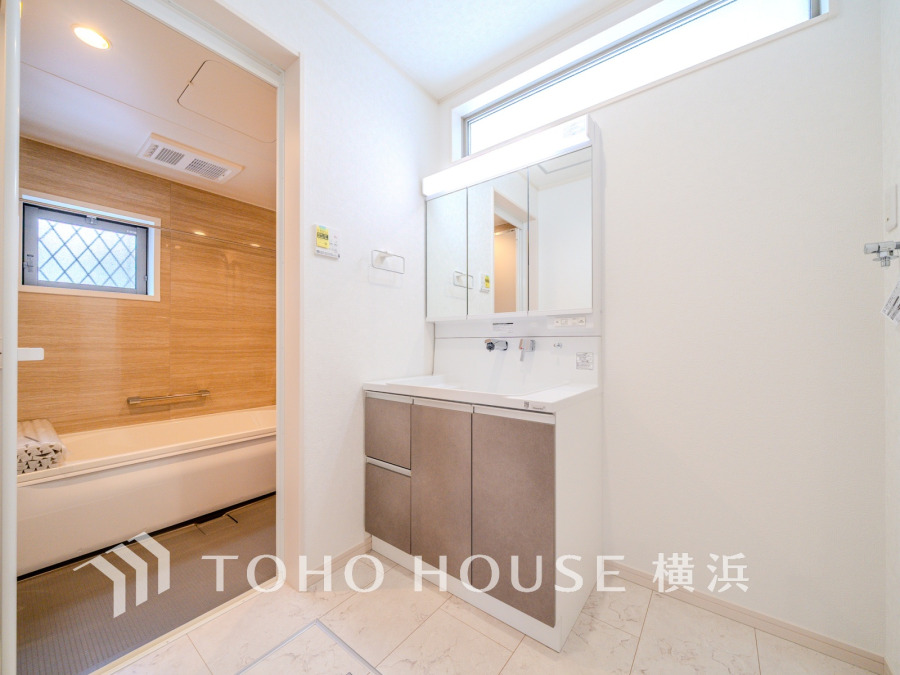 十分な大きさの洗面台は、身だしなみチェックや歯磨きなど、朝の慌ただしい時間でも余裕とゆとりを感じて頂けます。