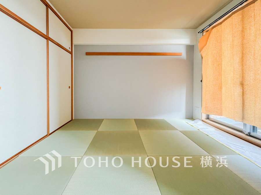 リビングに隣接するモダンな和室は足を伸ばしてゆっくりとくつろげる癒しの空間です。
