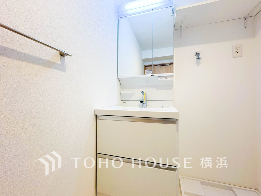 十分な大きさの洗面台は、身だしなみチェックや歯磨きなど、朝の慌ただしい時間でも余裕とゆとりを感じて頂けます。