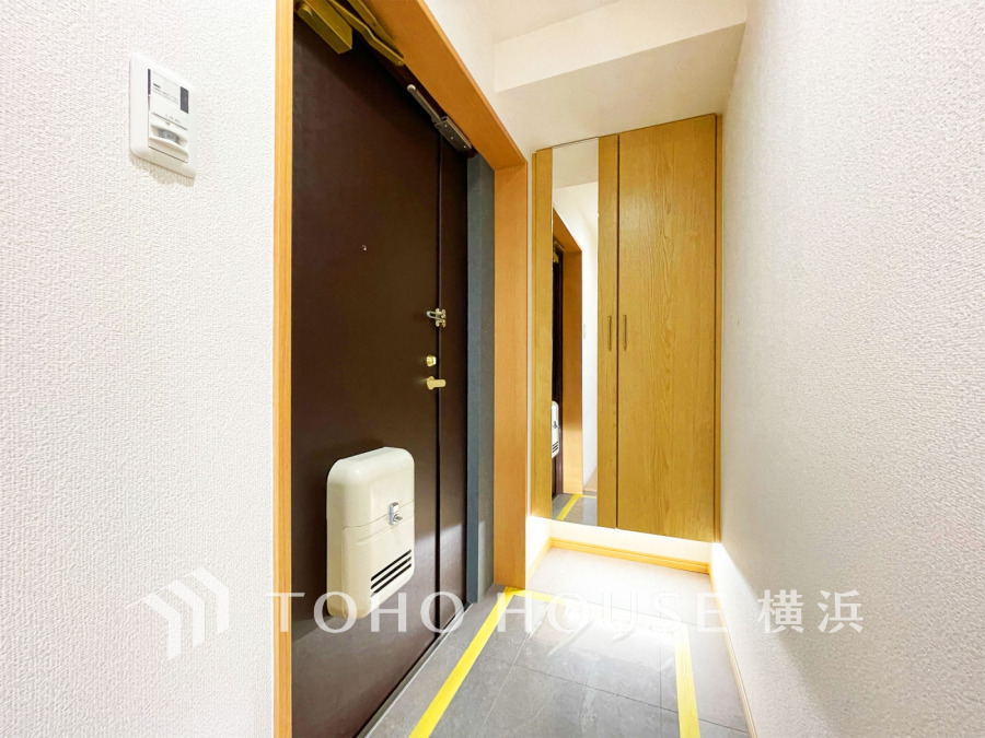 トールサイズのシューズボックスを設置した玄関スペース。便利な大型のミラー付きです。
