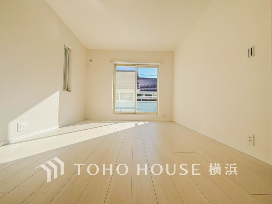 バルコニーに面した明るい洋室。穏やかな陽射しが、ゆったりとした寛ぎの時間を包みます。
