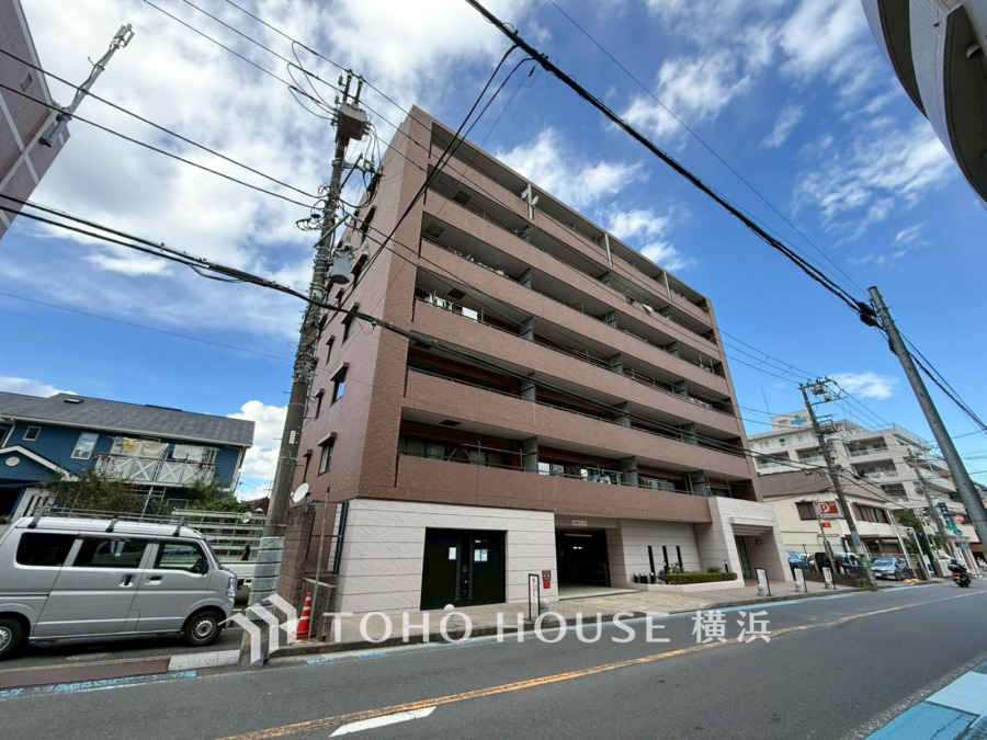 整った生活利便性と穏やかさを両立したエリアで、年代を問わず暮らしやすさを感じられそうです。