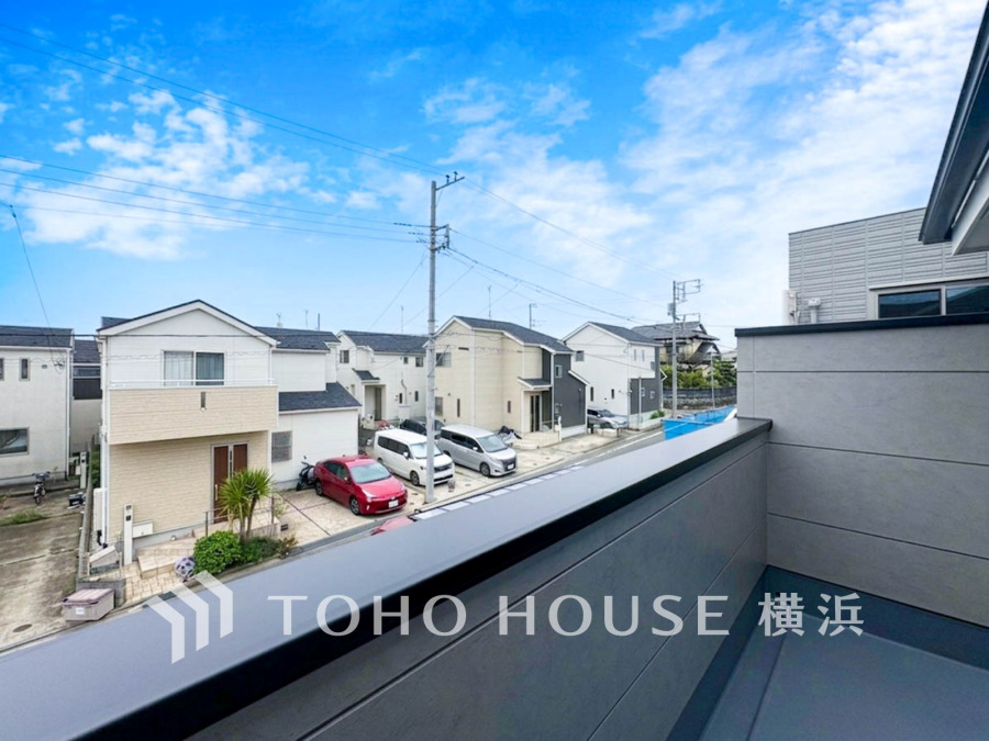 開放感あふれるバルコニーからは、閑静な住宅街と青空が広がる心地よい眺望を楽しめます。