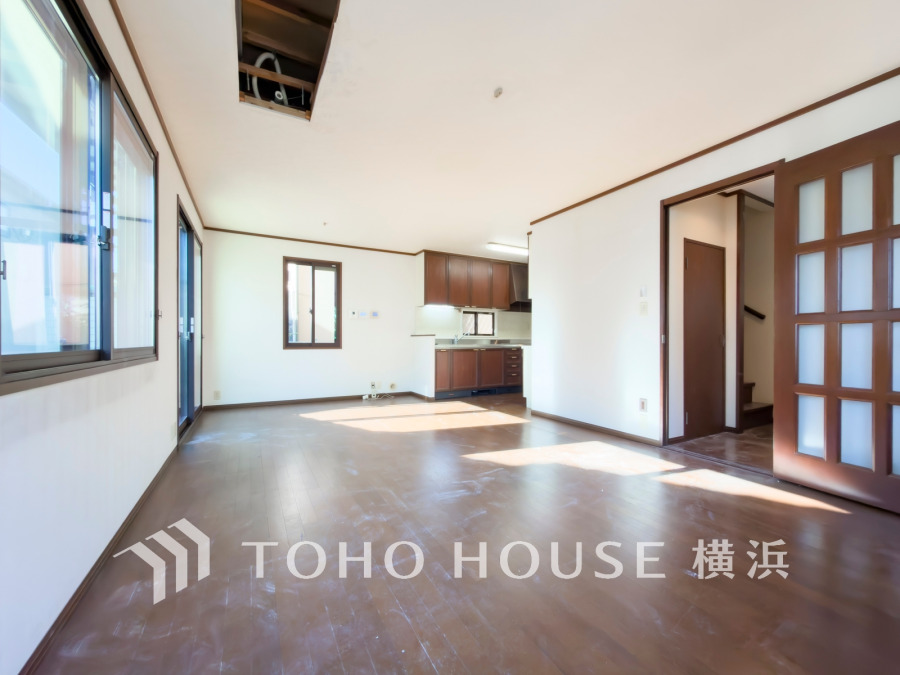 柔らかな色合いのフローリングと清潔感の溢れるクロスが明るい空間を創り出しているリビングダイニング。憩いの場に相応しく、ここで楽しむ家族の時間が絆をより深めてくれそうです。