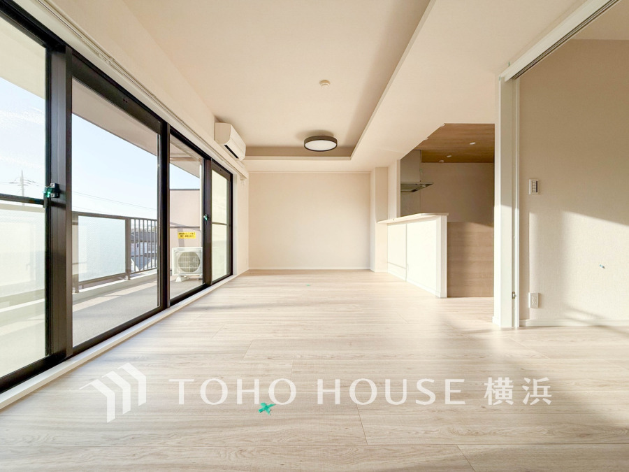 大きな窓から自然光が差し込む、開放感あふれる明るいリビングダイニングです。バルコニーも完備。