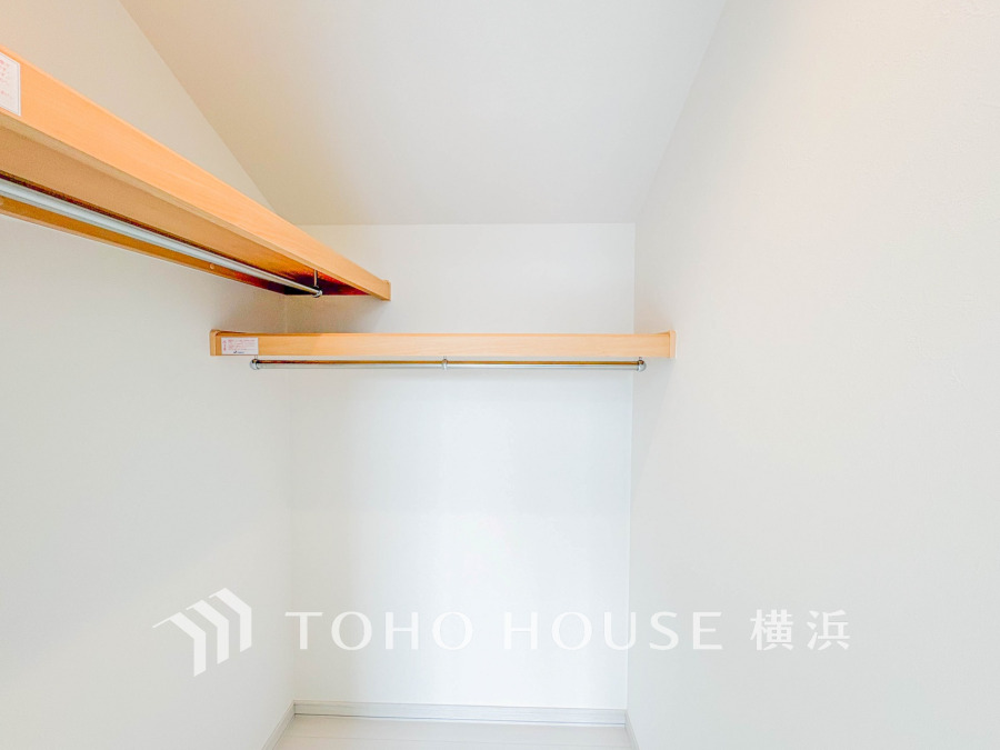 ウォークインクローゼット（＝WIC）は家族みんなの衣類が収納できるよう広めに設計。見やすく取り出しやすい、機能的で使い勝手のよい収納スペースです。