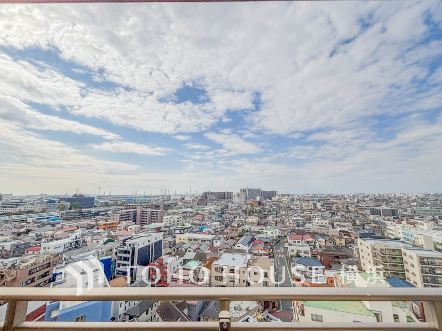 手を伸ばせば、ふれることが出来そうな環境が、そのままインテリアになったような印象です。その豊かな眺望にふさわしい空間には、通風・採光にも優れ、心地よい光と風があふれています。