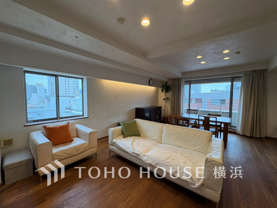 横浜の街並みを見下ろす形でのんびりと寛げるリビング。行き交う人の視線を気にせず暮らせる安心感。部屋の窓越しに見える空がさらに開放感を演出してくれます。