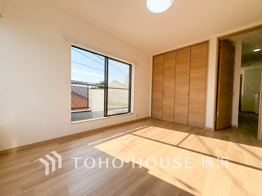 陽光あふれる明るい洋室。大容量のクローゼットで収納も充実し、快適な暮らしを実現します。