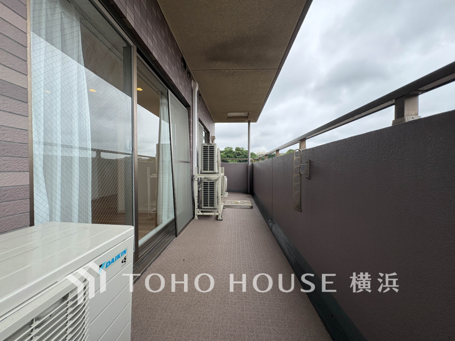 南西向きの明るいバルコニー。爽やかに光と風を感じる空間です。