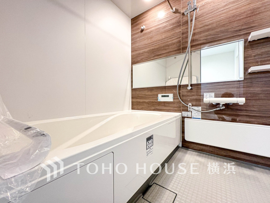 1日の疲れを取り心身を癒すことができる住まいの中のリラクゼーション空間、バスルーム。心からゆったりと寛いでいただけるよう、あたたかみのある色合いで仕上げています。