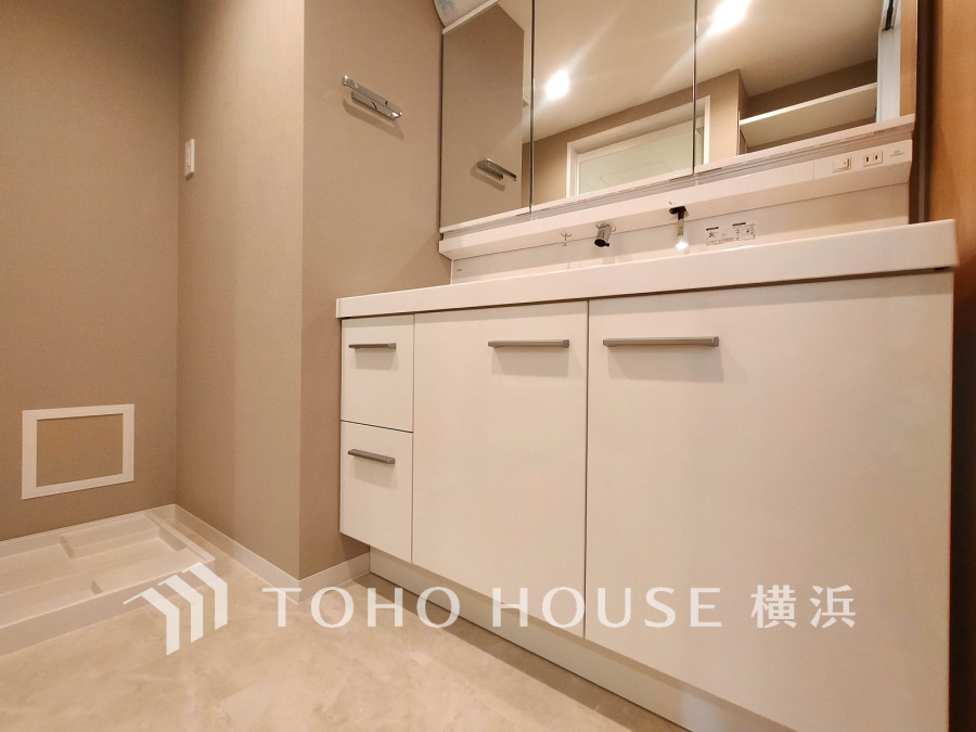 新規交換された洗面化粧台は美しく使いやすい機能が備えられています。