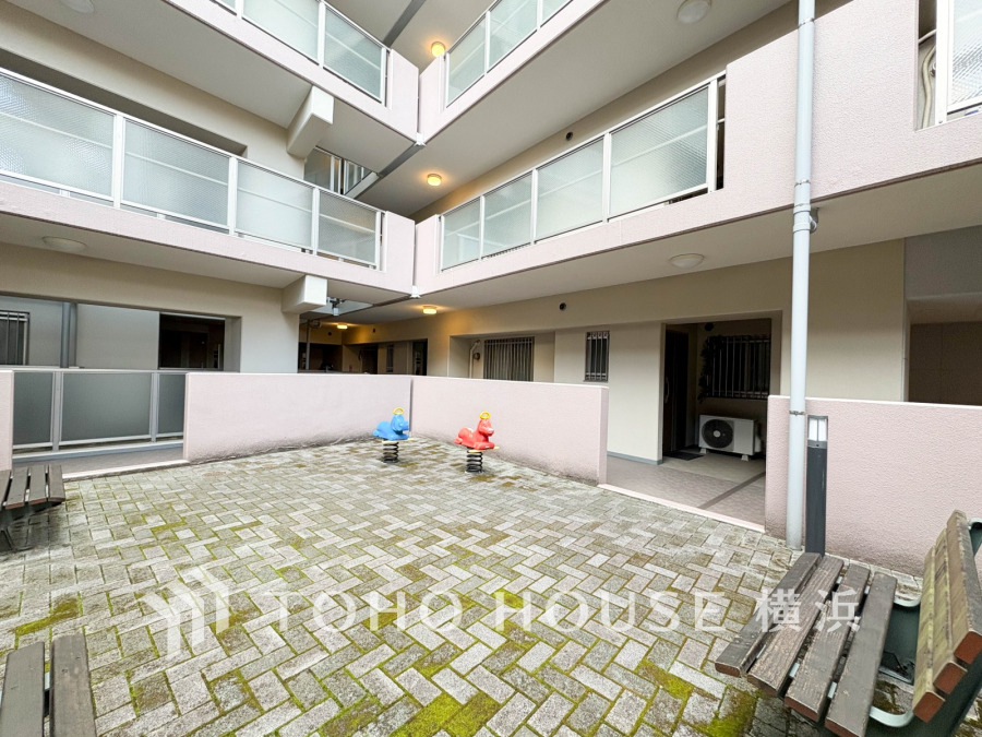 共用部の中庭にはベンチと子供用遊具があり、住民がゆったり過ごせる憩いのスペースです。