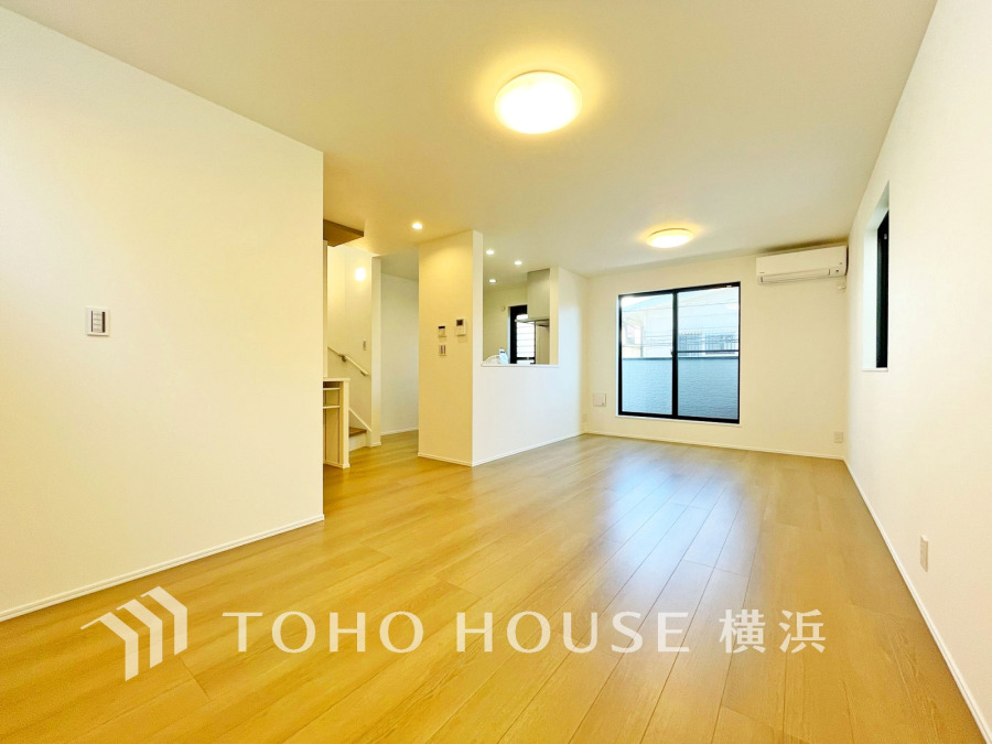 豊かな光が照らすこの場所は、たわいもない会話を楽しみ、ゆったりとした時間を過ごす場所。この場所から、家族の記憶が紡がれるでしょう。