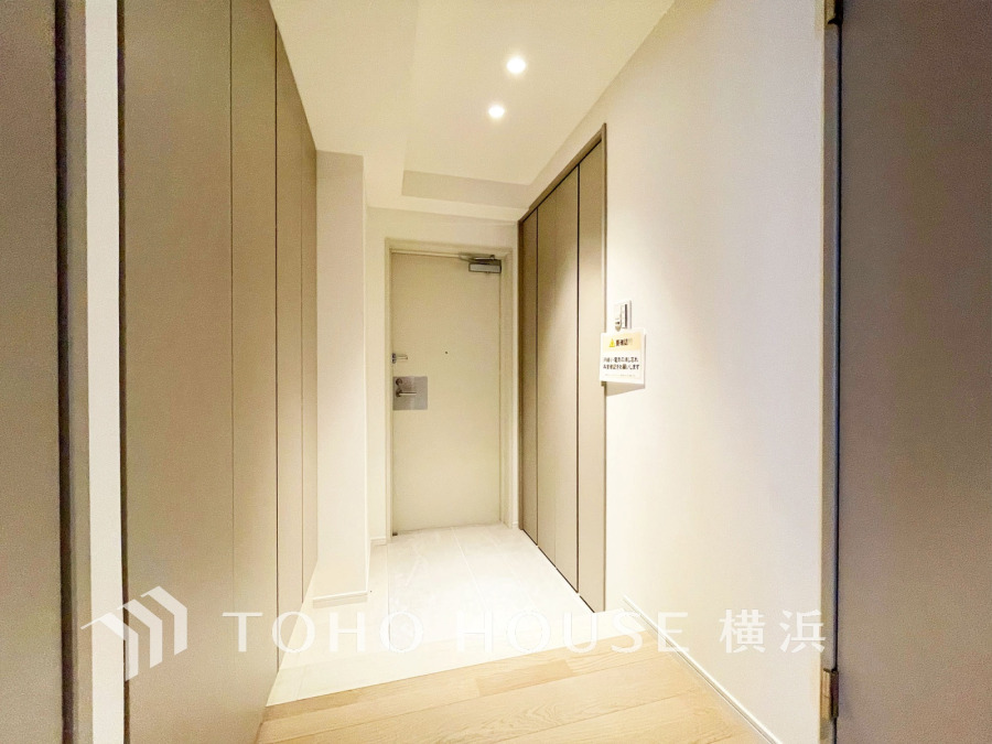 収納豊富でスッキリとした玄関ホール。明るい照明が迎える、清潔感あふれる住まいの第一印象です。