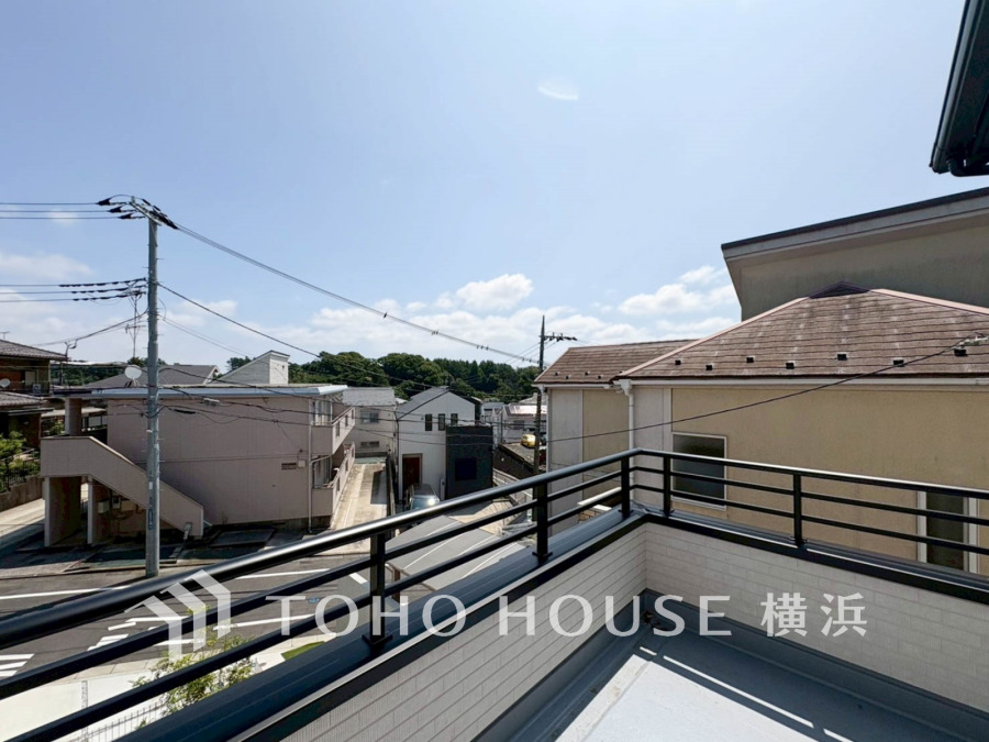 広いバルコニーは、暮らしの中での光と風を演出してくれています。見事なまでの開放的な空間をお楽しみください。