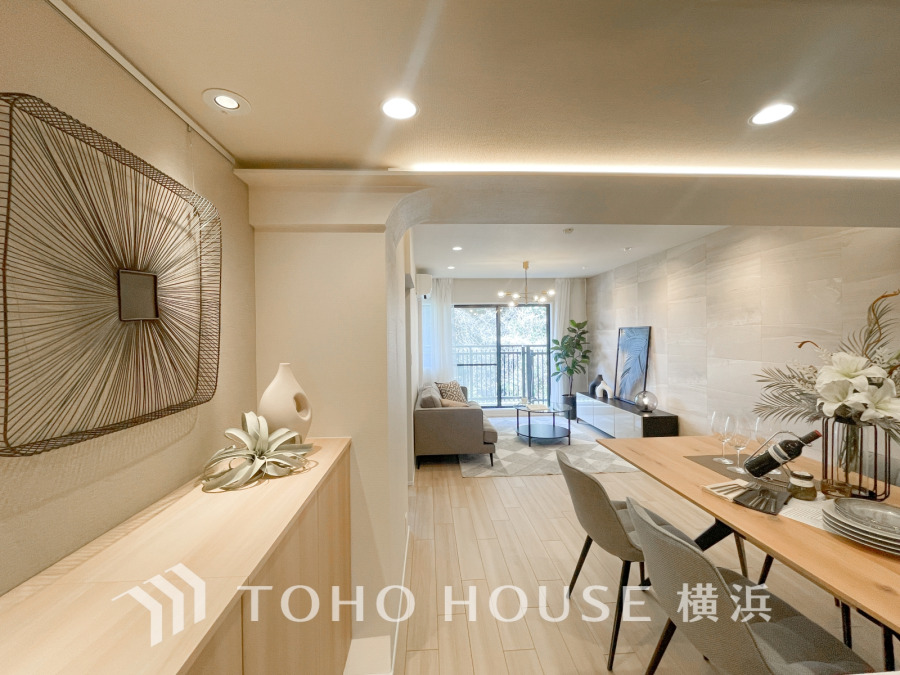 上質感漂う玄関と廊下。居住者の帰り、訪れる方を優しく迎える・安らぎに満ちた生活空間を予感させる。健やかな暮らしを楽しめそう。