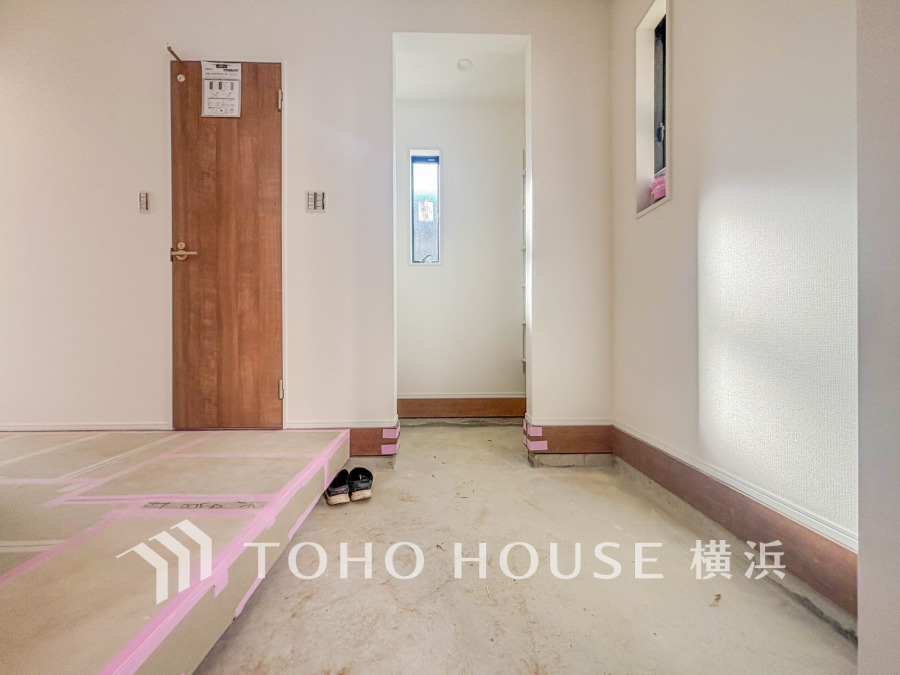 靴を履いたまま出入りできる大型のシューズインクローゼットが設けられています。靴類だけでなく、かさばる物も収納できます。（2026年1月撮影）