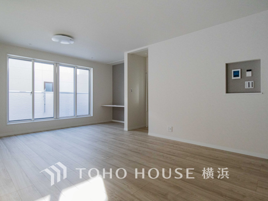 大きな窓から自然光がたっぷり入る明るいリビング。シンプルで使いやすい空間設計が魅力です。