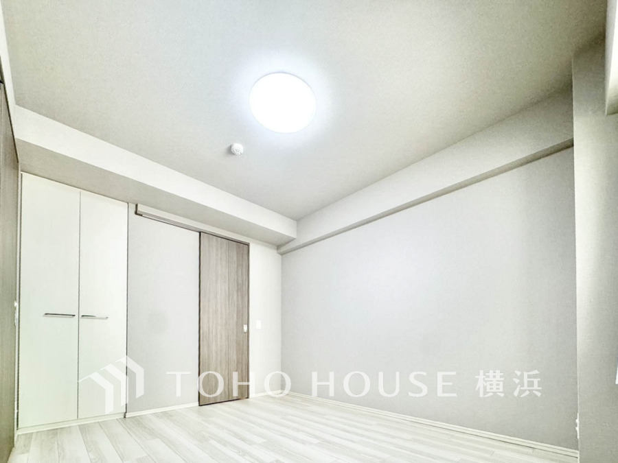 一日の疲れをいやしてくれる寝室。時を忘れて過ごす場所として過ごせるお部屋。