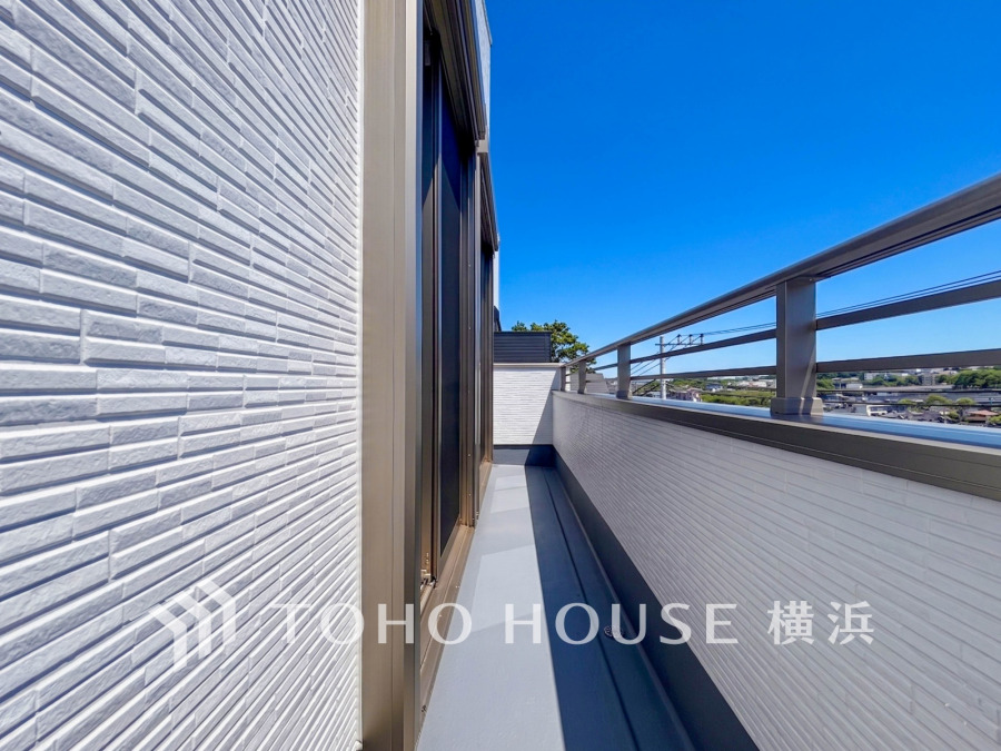 暮らしの中で光と風を演出してくれるバルコニー、見事なまでの開放的な空間を演出しながら、プライベート性も確保された空間は我が家の自慢です。