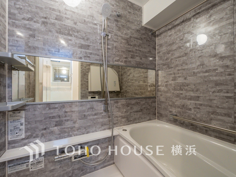 モダンデザインの空間が気持ちよさを高めてくれるバスルーム。すっきりとした清潔感の中に都会的なセンスが感じられ、心身をリフレッシュさせてくれるスペース。