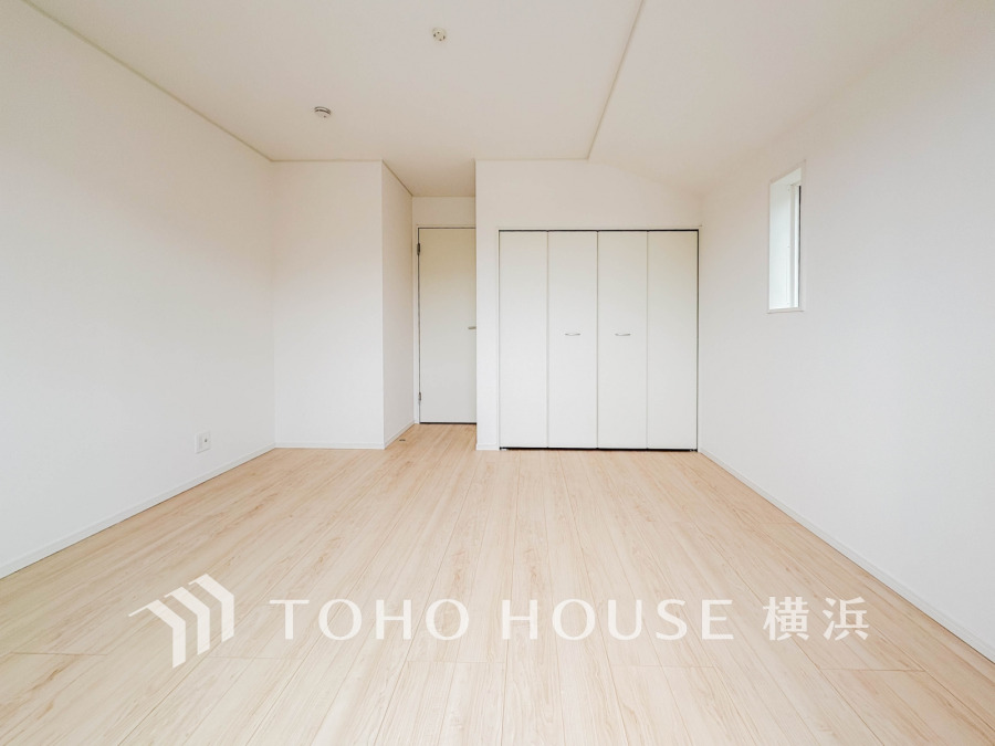 柔らかな色合いのフローリングと清潔感の溢れるクロスが明るい空間を創り出しているリビングダイニング。憩いの場に相応しく、ここで楽しむ家族の時間が絆をより深めてくれそうです。