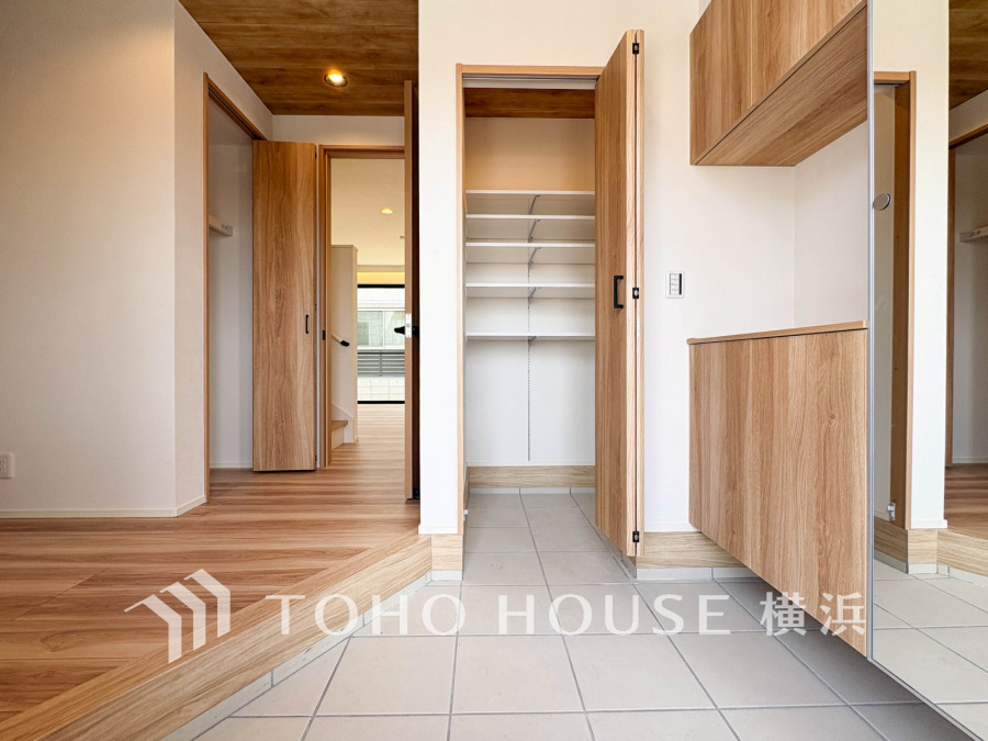 光溢れる明るく開放的なエントランス空間。お住まいの顔となる爽やかな玄関は、落ち着きと華やぎに満ちた空間に。ご家族の「行ってきます」「ただいま」を見守り続けます。 