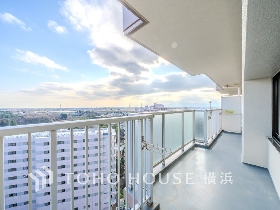 たっぷりの陽光が差し込む南向きのバルコニー。周辺には陽射しを遮る高い建物がなく、太陽の恵みを存分に享受できます。爽やかな風と暖かな陽射しが紡ぐハーモニーが日々の暮らしのBGMに。