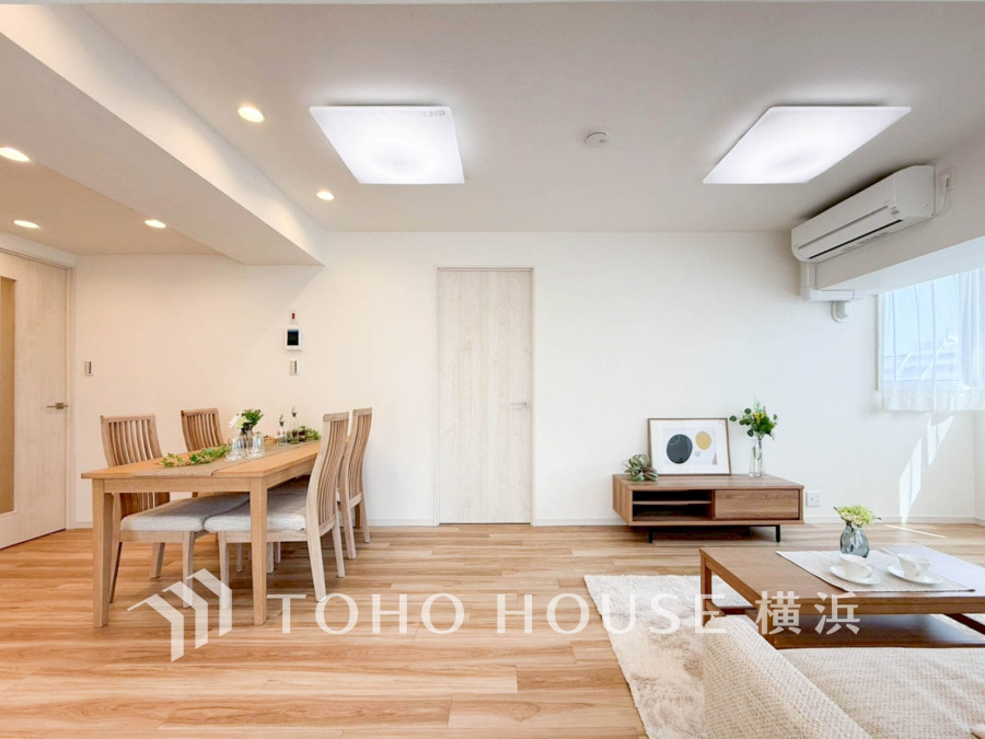 広々としたリビングダイニングは、シックでモダンな内装。落ち着いた雰囲気に包まれて、伸びやかな空間の中で、ゆったりと家族団らんのひとときを過ごせます。