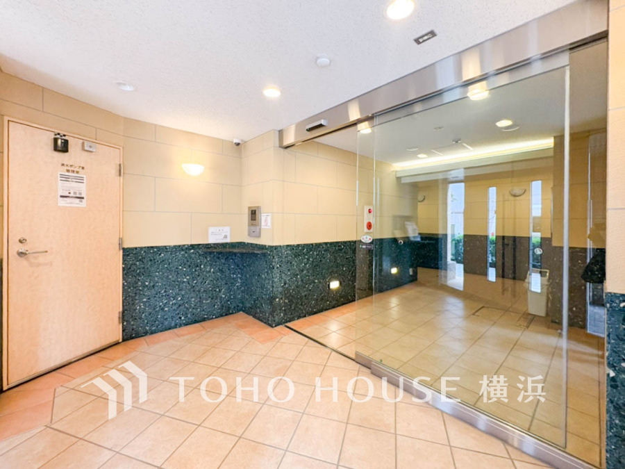 エントランスは毎日の行き帰りで使う大事な空間です。明るい基調で華やかなデザインなので、毎日も気持ちよく、またご友人なども素敵に迎え入れられます。 