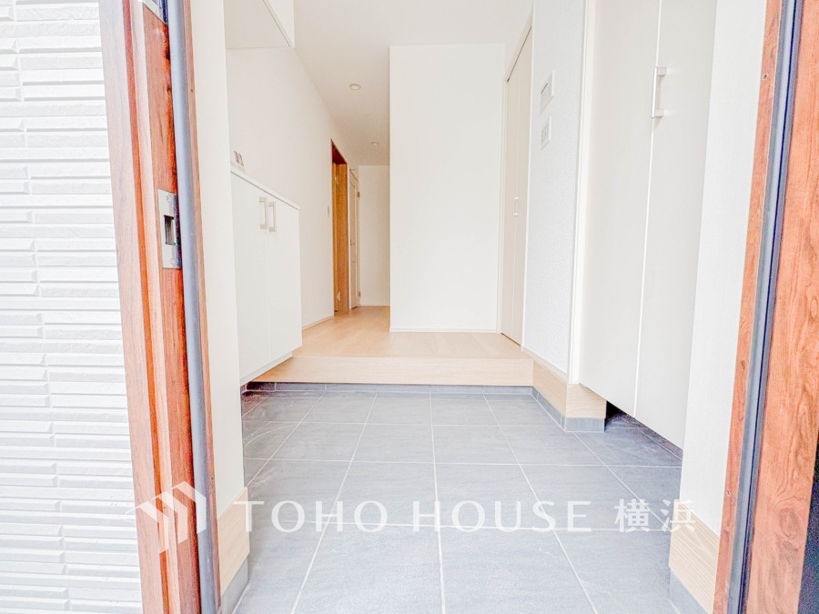 広々とした玄関はタイル張りで清潔感があり、収納スペースも充実した使いやすい設計です。