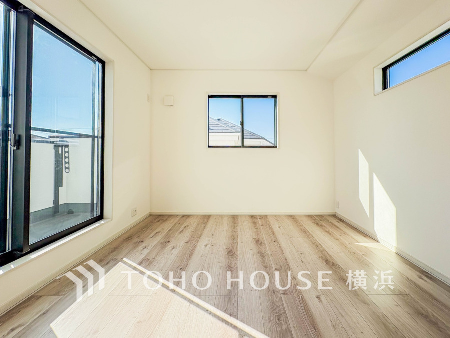 明るい陽射しが差し込む3面採光の洋室。ナチュラルな木目調フローリングが温かみを演出します。