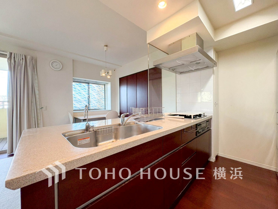 ご家族みんなで調理ができる位のスペースを実現したキッチン空間となっております。みんなで作った料理を召し上がりながらの会話は、どのような物になるのでしょうか。