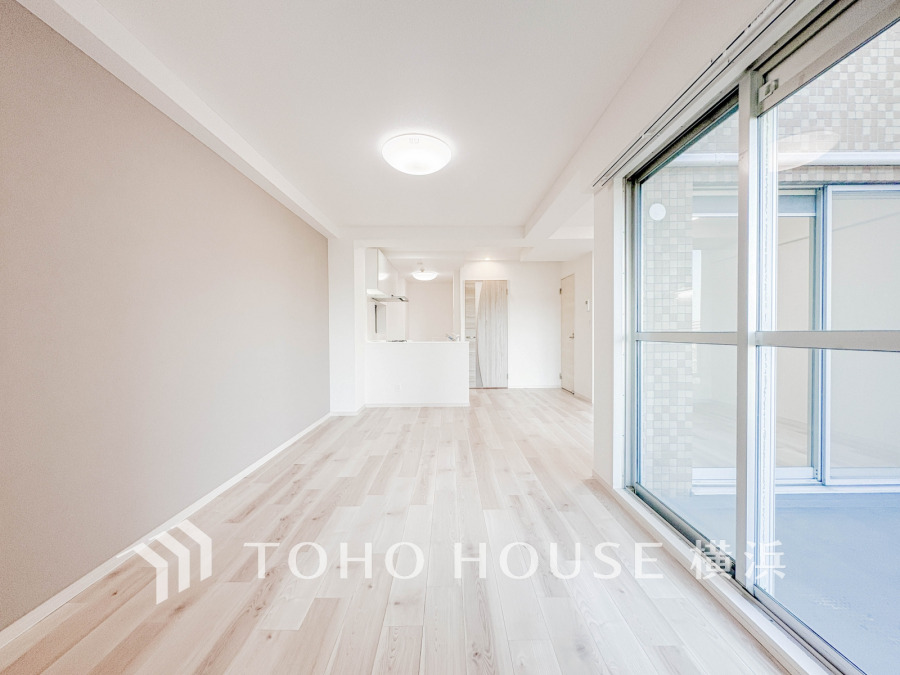 大きな窓からたっぷりと光が入る明るいLDK。落ち着いた雰囲気に包まれた空間です。
