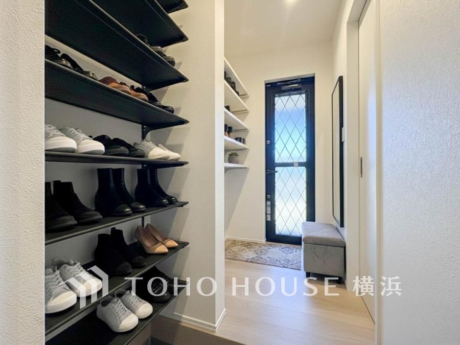 玄関には、ご家族みんなの靴をたっぷりと収納することができるシューズインクローゼット。さらに場所をとるベビーカーやゴルフ道具なども収納できるので、玄関まわりはいつもすっきり（家具・調度品はAI加工です）